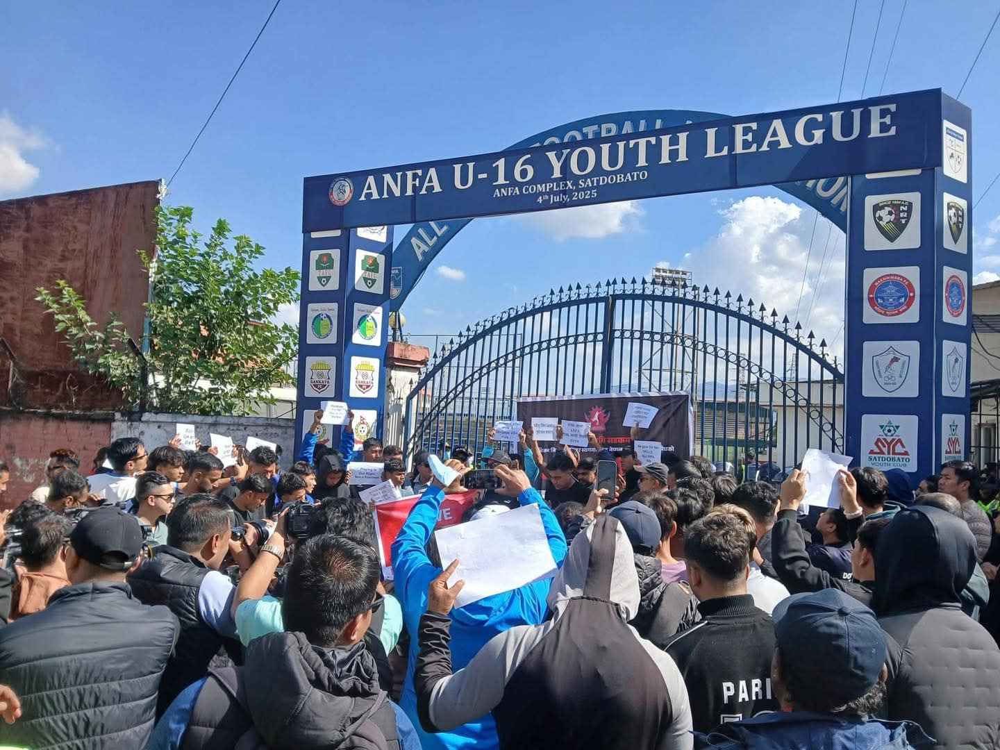 एन्फा मुख्यालयबाहिर खेलाडीको प्रदर्शन